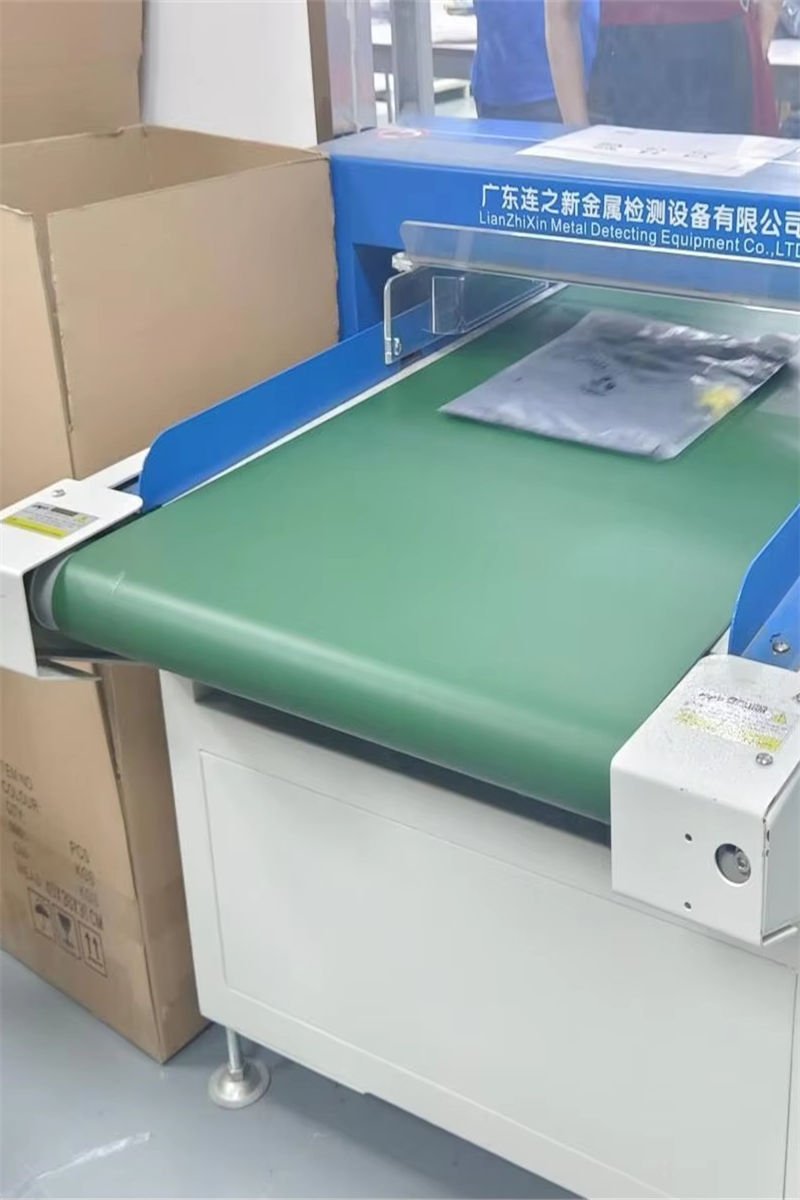 Finished Sports Bag Passing Through Needle Detector, Detecting Metal Impurities - Fmosbag - Custom Sports Bags (cycling/camping/fitness) - Fmosbag - Custom Sports Bags (cycling/camping/fitness)
